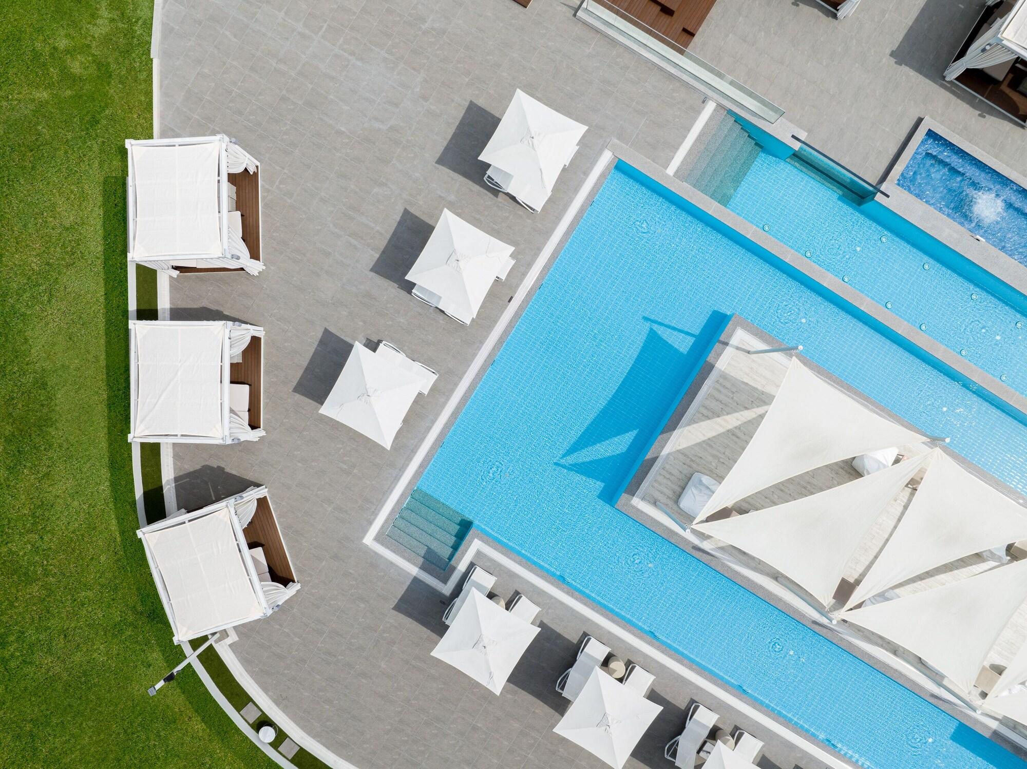 Hotel The 4*