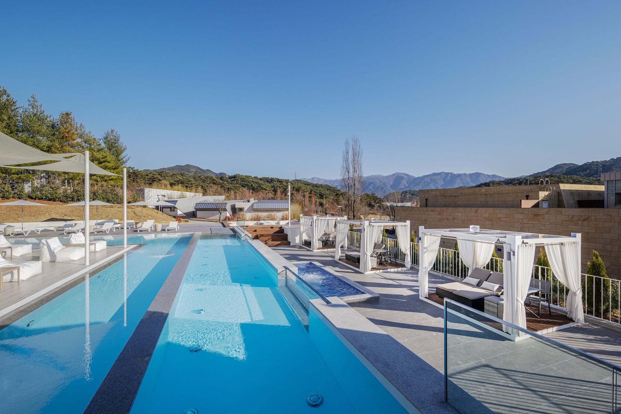Hotel The 4*